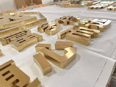 大方拉丝不锈钢字的特点。